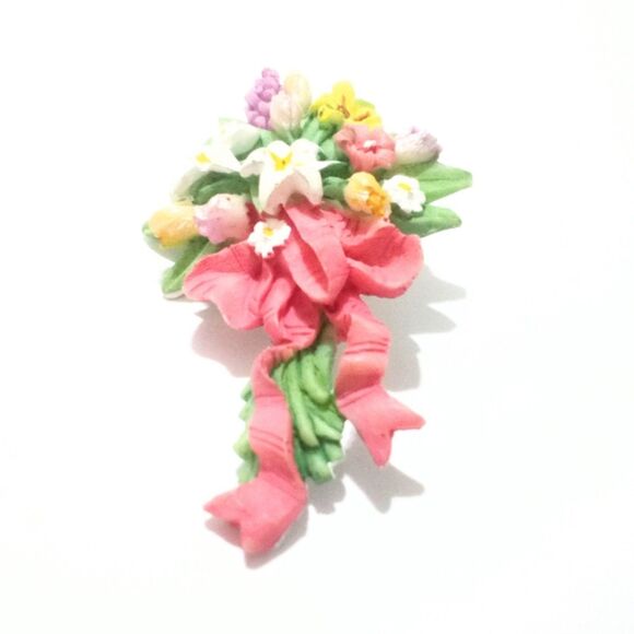 Vintage Pink Pastel Flower Bouquet Resin Pin Back Brooch - Picture 1 of 5
